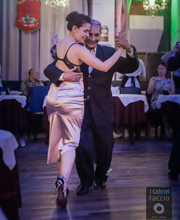 Blas Clemente Catrenau en la milonga mostrando su manera compadrita de bailar nuestro Tango.