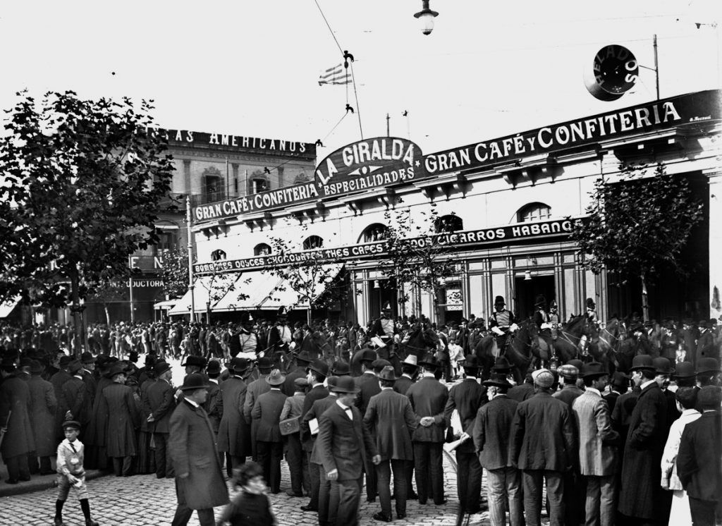 Confitería La Giralda, de Montevideo, Uruguay, donde fue estrenado el famoso tango "La Cumparsita" en 1916, por Roberto Firpo.