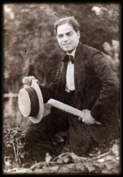 Eduardo Arolas con sus manuscritos | Historia del Tango