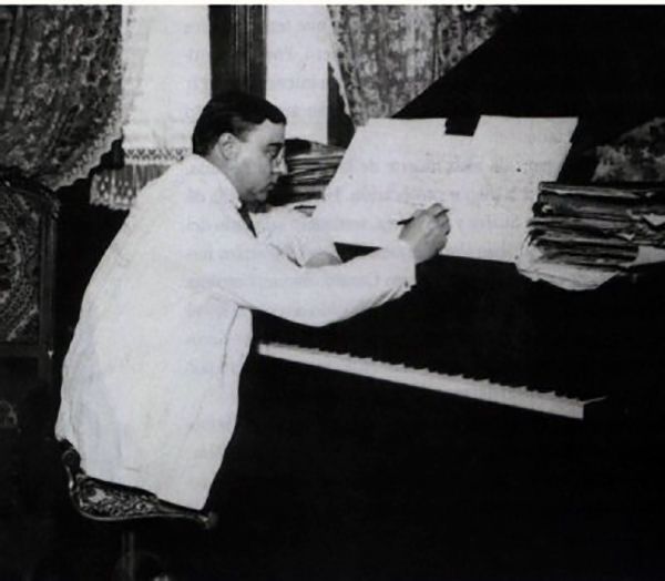 Roberto Firpo sentado al piano componiendo nuestra música: el Tango.
