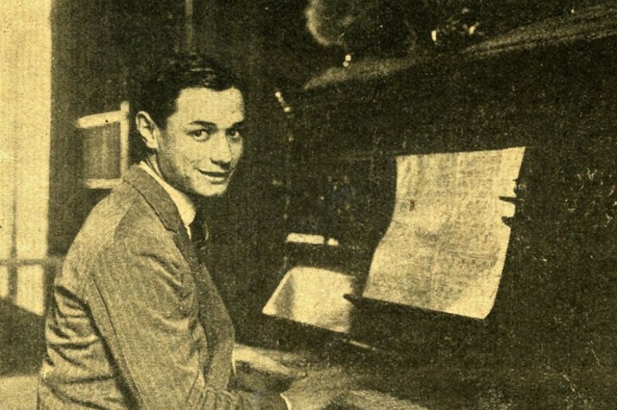 José Gonzalez Castillo, autor de tangos sentado junto a un piano