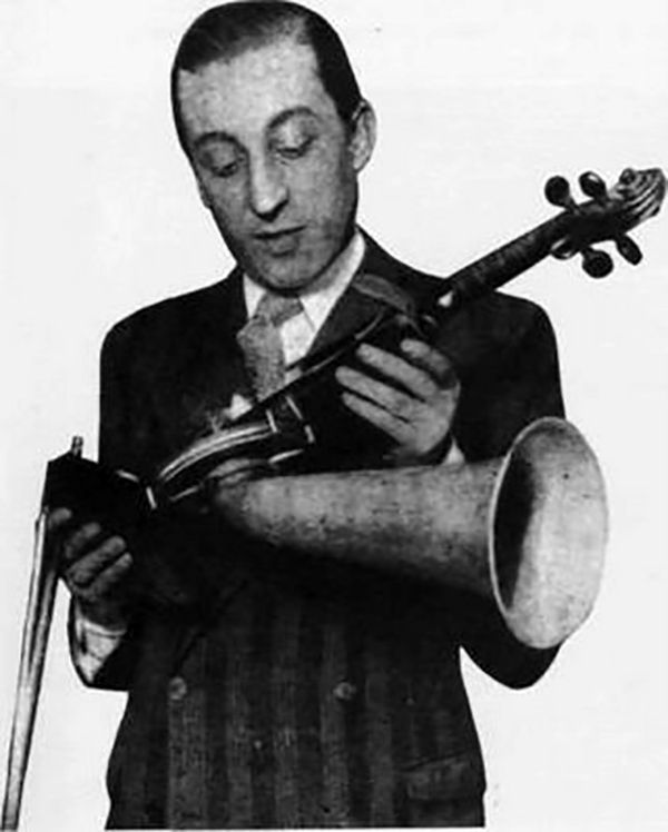 Julio de Caro, violinista, director y compositor de nuestro querido Tango, con su violín corneta.