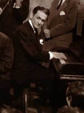 Osvaldo Pugliese tocando el piano