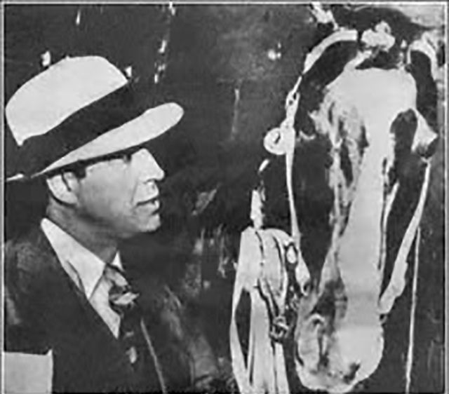 Carlos Gardel con un caballo de carreras.