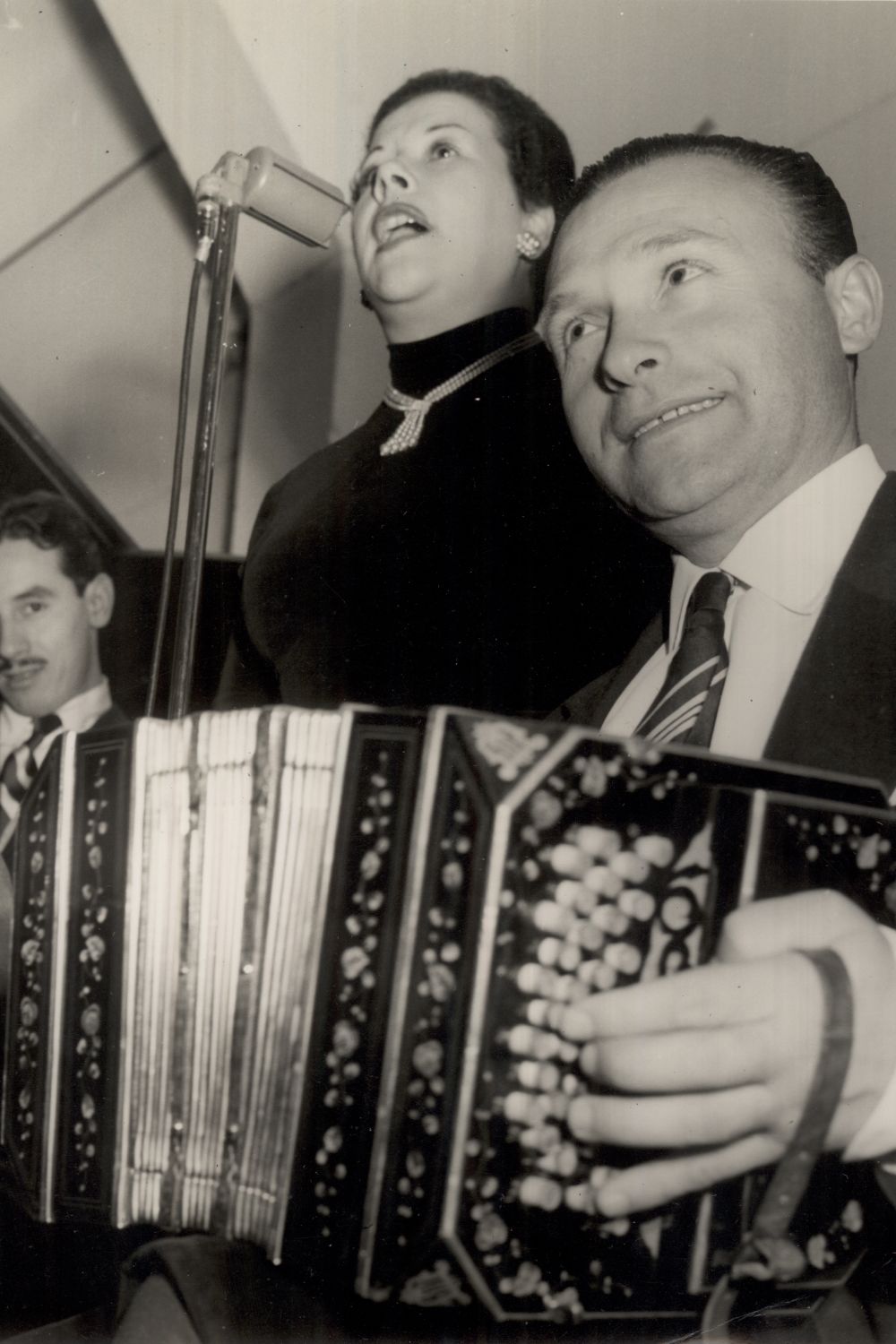 Donato Racciatti y Nina Miranda, director de orquesta y su cantante de tangos.