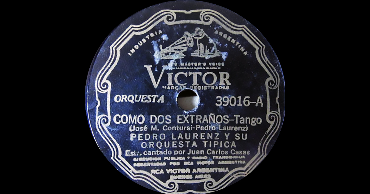 “Como dos extraños” por Pedro Laurenz y su Orquesta Típica, canta Juan Carlos Casas; 1940.