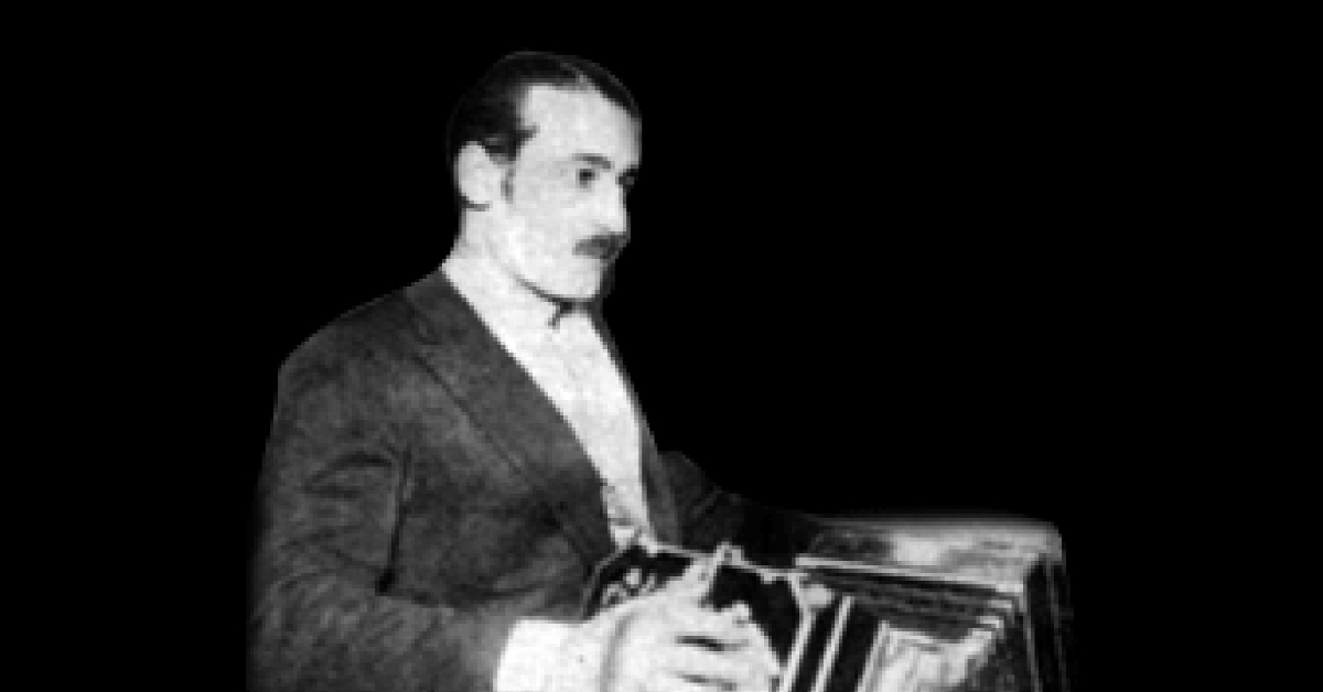 “Yo tengo un puñal” por Rodolfo Biagi y su Orquesta Típica, canta Carlos Acuña; 1943.