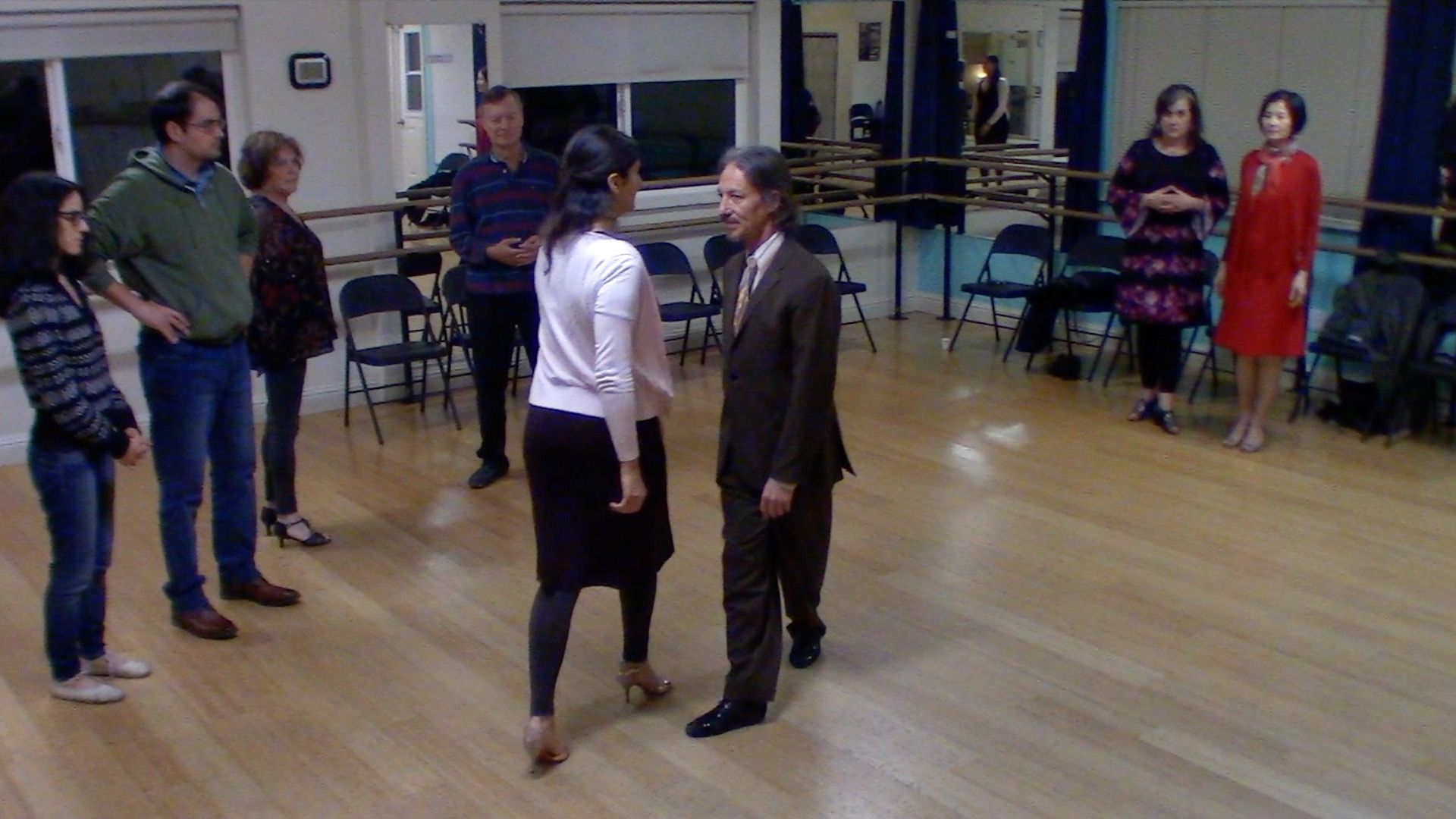 Argentine Tango beginner class with Mimi: connection exercise