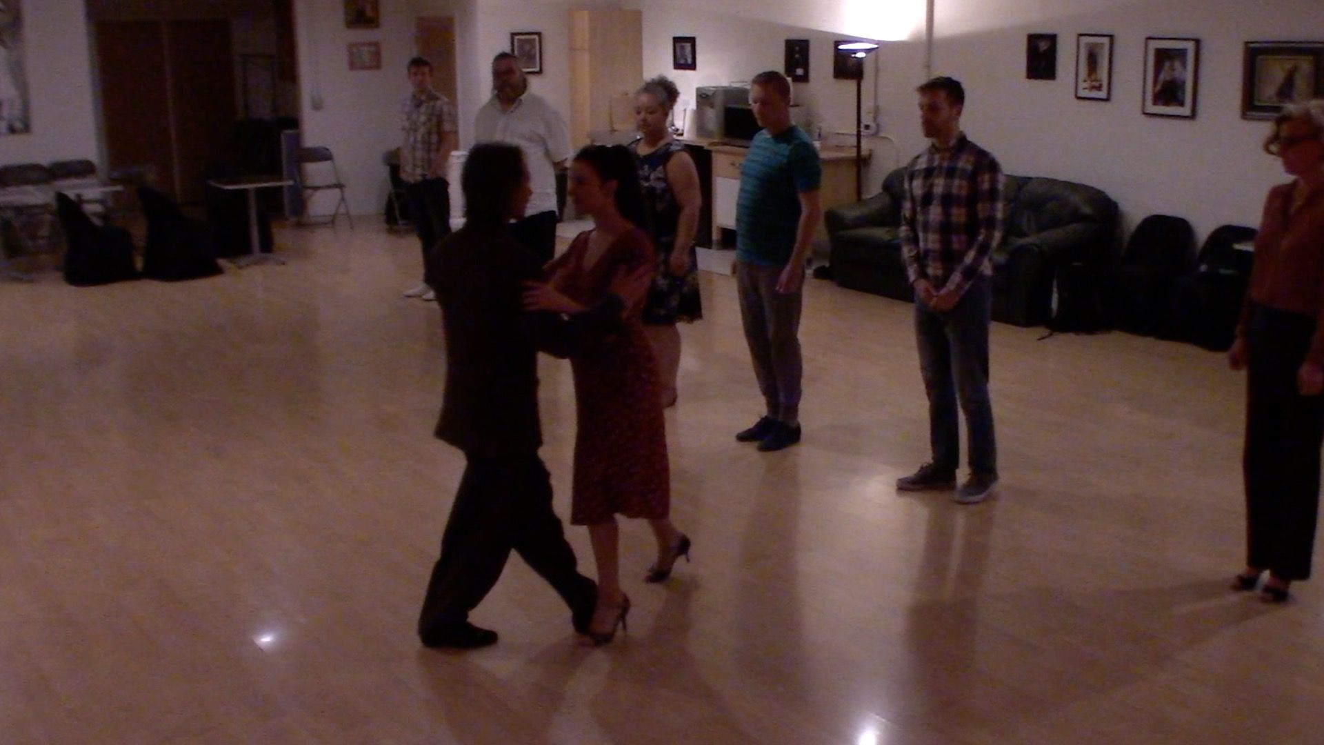 Argentine Tango beginner class with Miranda: walking in front and out side with learning hold