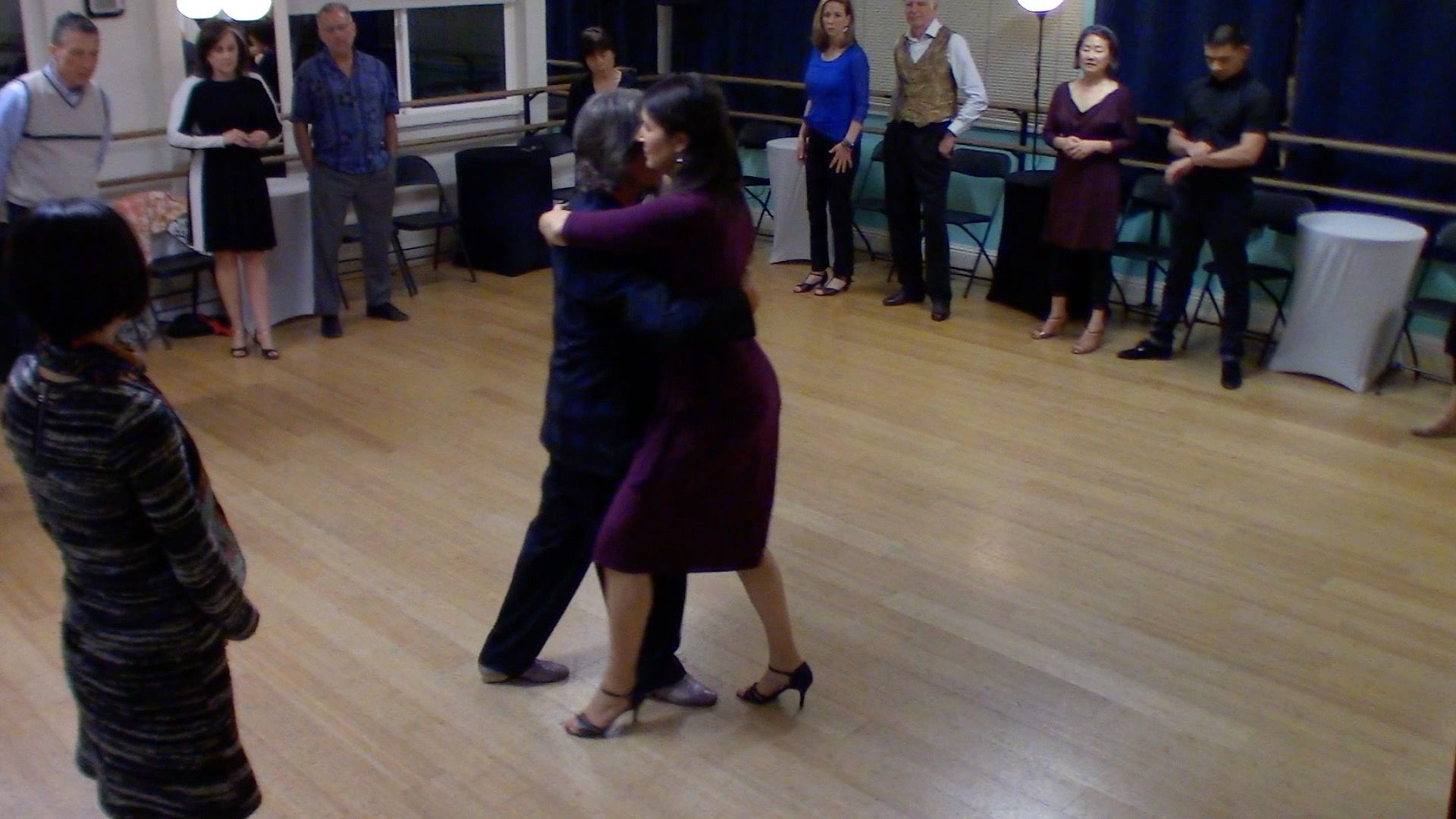 Argentine Tango intermediate class with Mimi: Crossed system walk