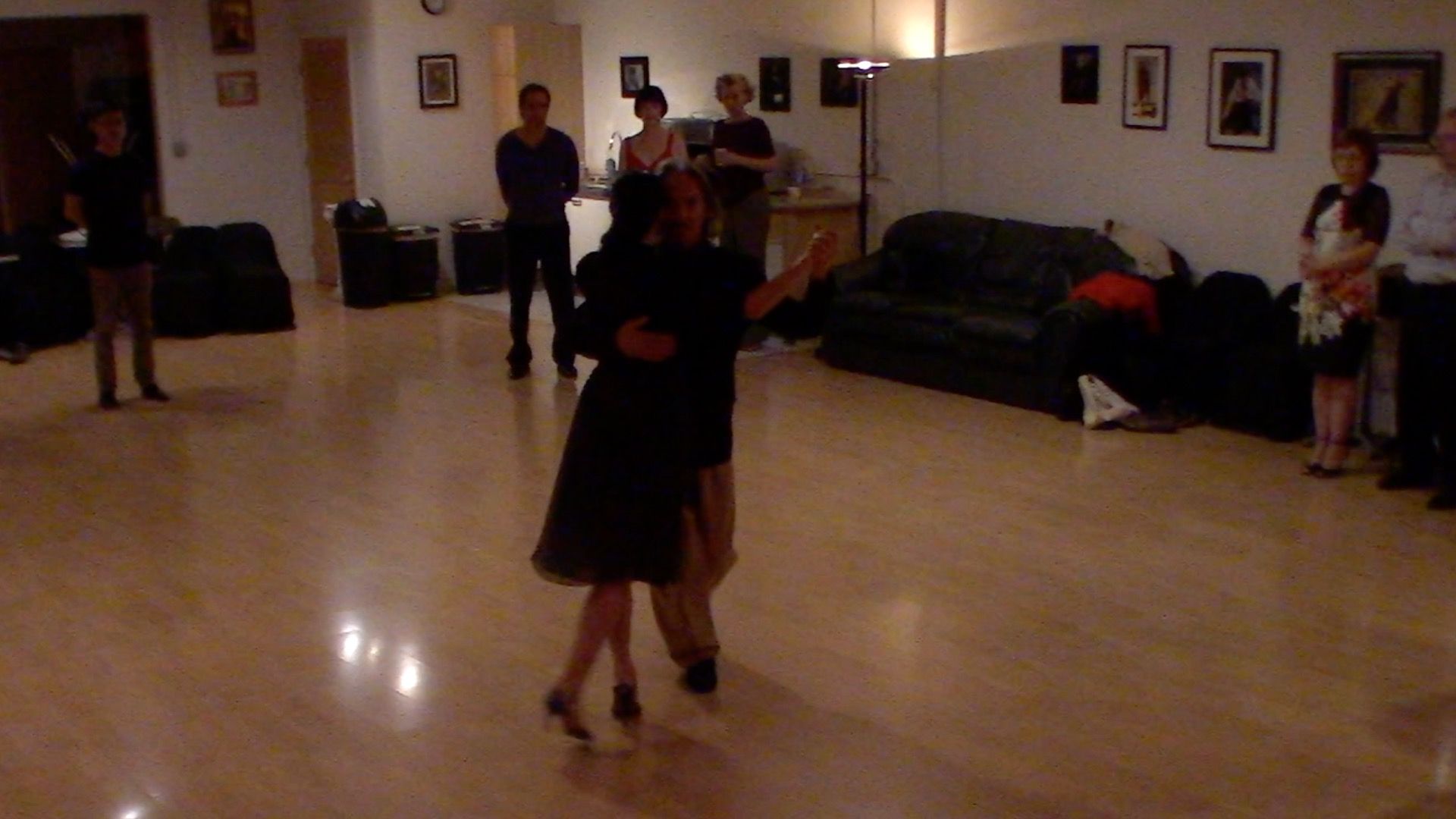 Argentine Tango intermediate class with Miranda: useful elements to dance at milongas on left and right