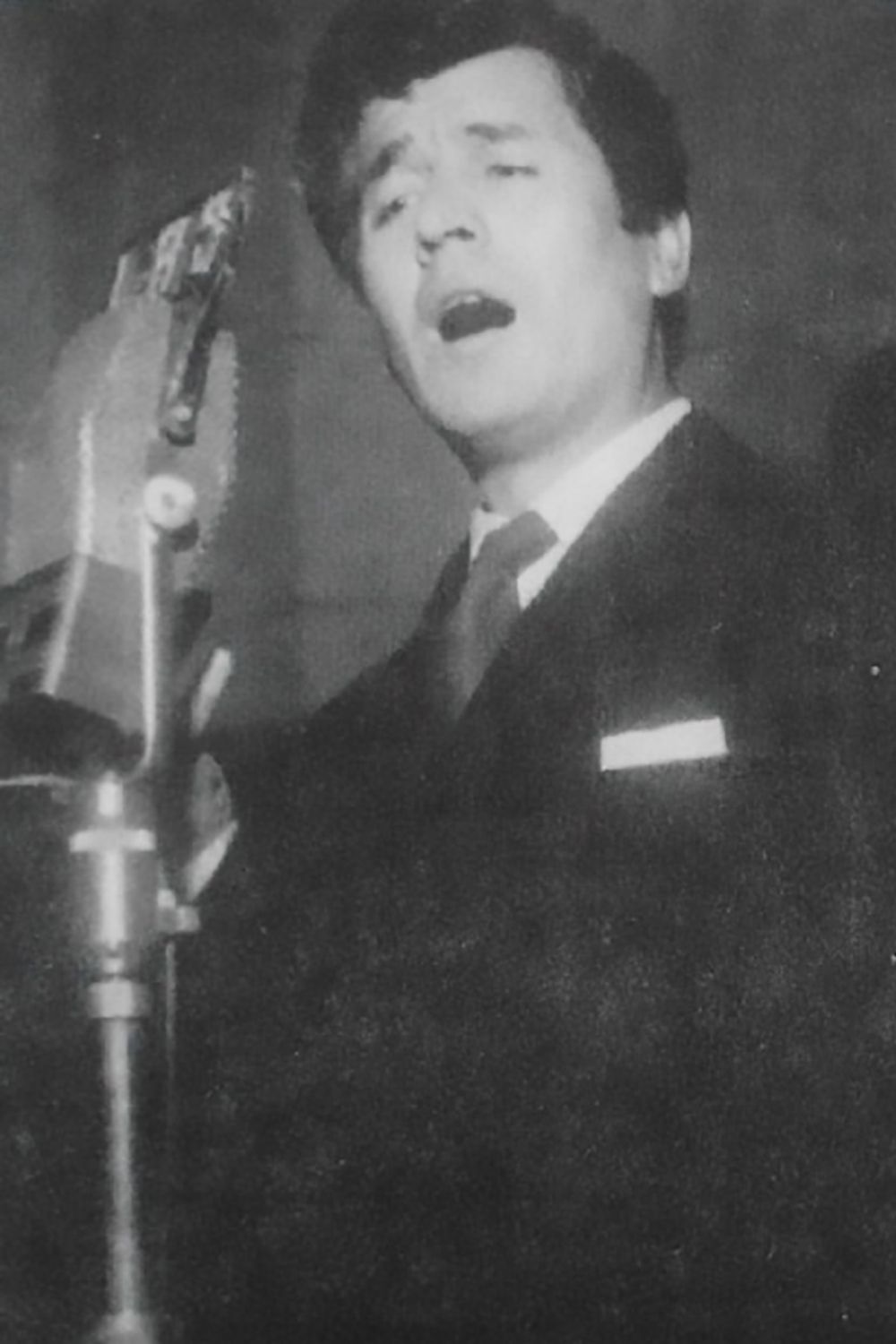 Raúl Berón singing.
