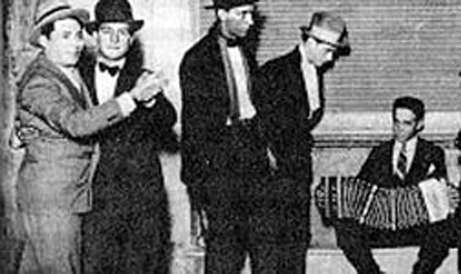 "Así era el tango" by Ángel D'Agostino y su Orquesta Típica with Ángel Vargas in vocals, 1944.