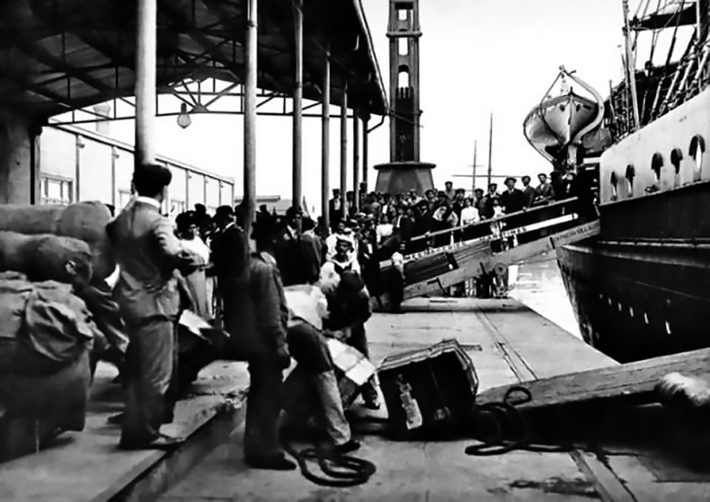 Immigrants arriving to the port of Buenos Aires